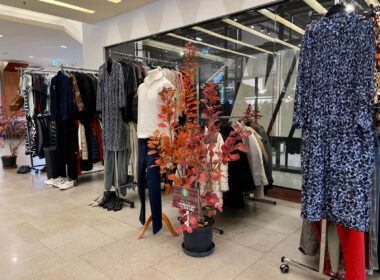 Ai la dispoziție, la Reclothing, peste 1.000 de articole vestimentare de la trenciuri cool, jeans care se potrivesc în orice combinație, bluze, fuste, încălțăminte, dar și accesorii.