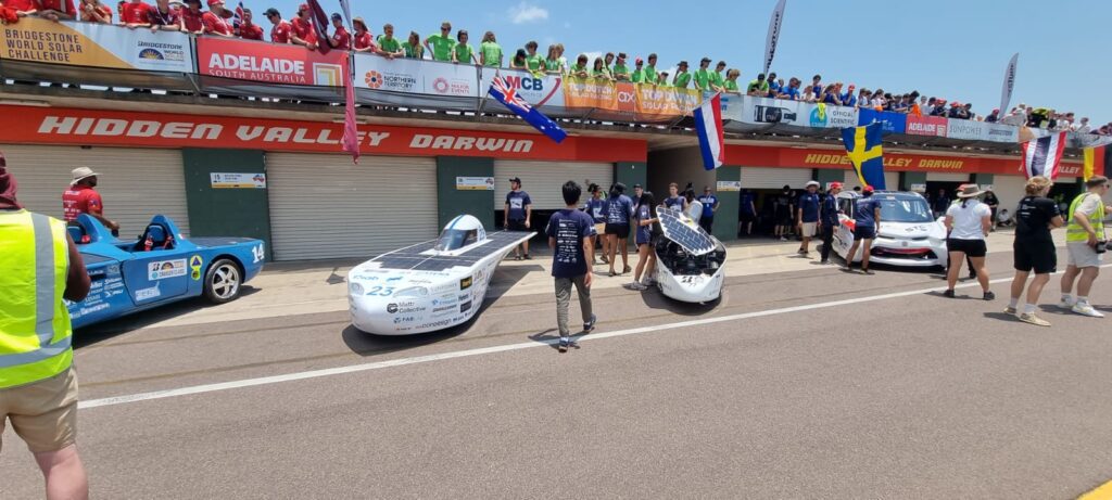 “Premieră: maşina care va fi condusă de studenţi şi alimentată doar cu energie solară a ajuns la competiția World Solar Challenge (WSC), în Australia.