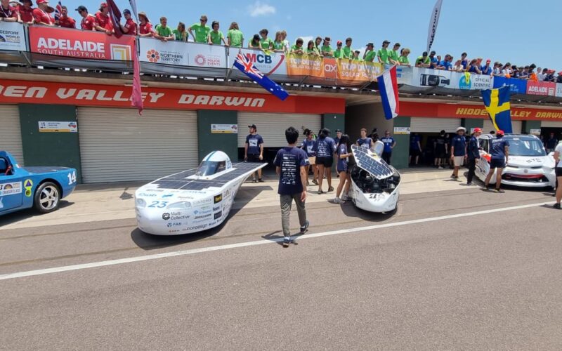 “Premieră: maşina care va fi condusă de studenţi şi alimentată doar cu energie solară a ajuns la competiția World Solar Challenge (WSC), în Australia.