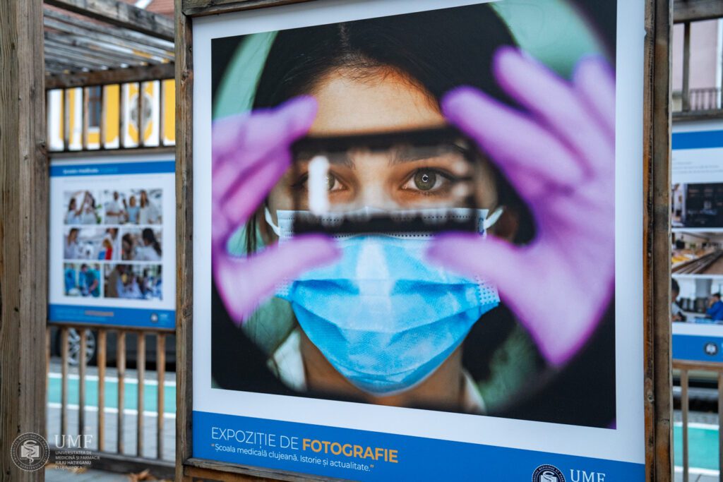 Universitatea de Medicină și Farmacie Iuliu Hațieganu (UMFIH) Cluj propune publicului clujean expoziția de fotografie cu titlul „Școala medicală clujeană. Istorie și actualitate”.