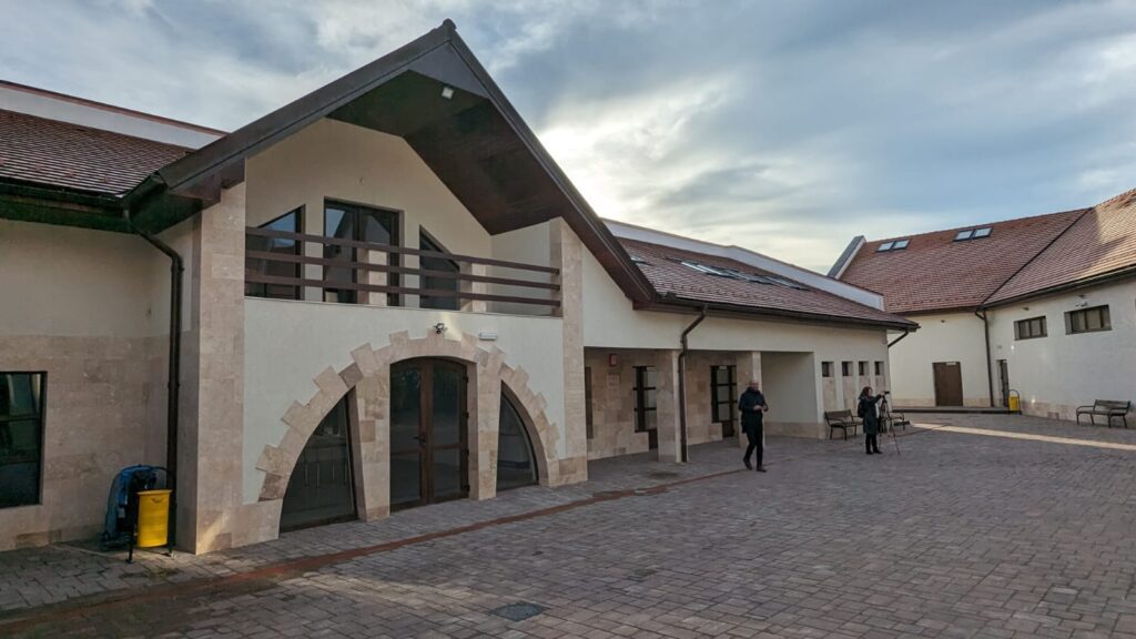 Complexul de 1,5 milioane de euro, o investiție cu fonduri de la administrația națională și locală, este destinat comunităților locale din bazinul Văii Crasnei.