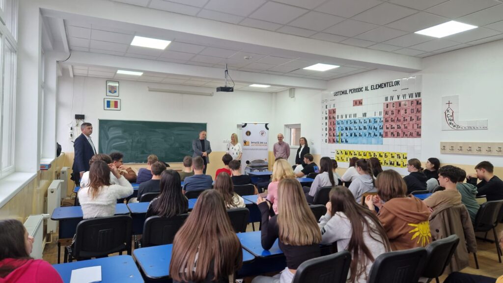 Ce reprezintă antreprenoriatul, ce calități trebuie să aibă un antreprenor sau care sunt temerile și provocările acestuia – au fost doar câteva dintre subiectele abordate la clasă de administratorii câtorva companii maramureșene care au acceptat provocarea proiectului ”Învață de la antreprenori” și, voluntar, au pășit în sălile de curs dornici să interacționeze cu viitoarele generații