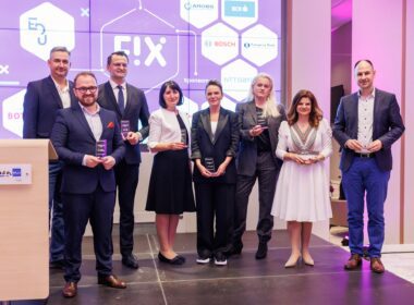 FIX este cel mai mare program național de incubare a ideilor inovatoare oferit tinerilor din Cluj-Napoca, având vârsta cuprinsă între 16 și 26 ani. Maria Metz – CEO al NTT DATA Romania, și Emil Petru - COO, au participat la gala de închidere a programului FIX, ediția 2023.