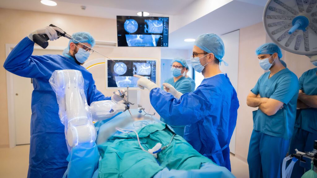 MedLife, cea mai mare rețea de servicii medicale private din România, marchează o premieră în inovației prin integrarea la Spitalului Humanitas din Cluj (SHC) a celei mai noi tehnologii robotice din lume în practica neurochirurgicală, în urma unei investiții de 2 milioane de euro.