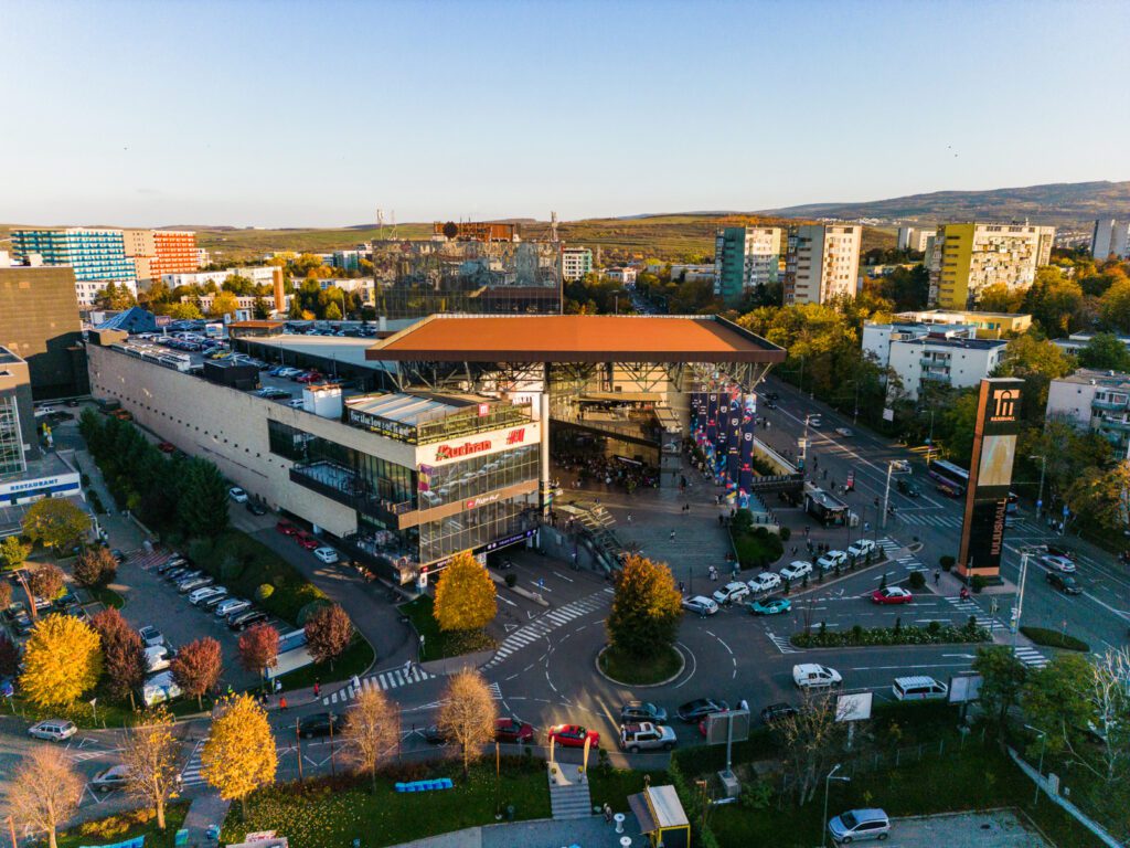 Reduceri sunt la o gamă extinsă de produse din categoriile îmbrăcăminte și încălțăminte, cosmetice și parfumerie, bio și medical, articole sport, telefonie mobilă și accesorii, articole pentru copii și entertainment, mâncare, servicii, electronice și electrocasnice.