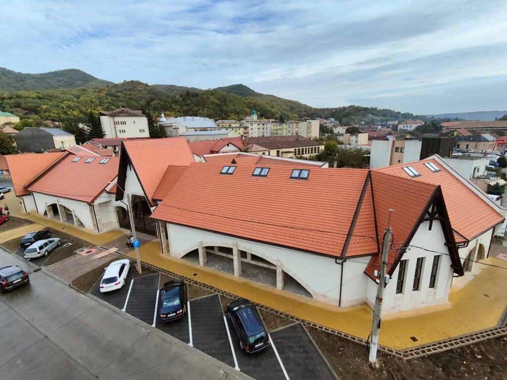Complexul de 1,5 milioane de euro, o investiție cu fonduri de la administrațiile națională, județeană și locală, este destinat comunităților locale din zona Șimleu și din bazinul Văii Crasnei.