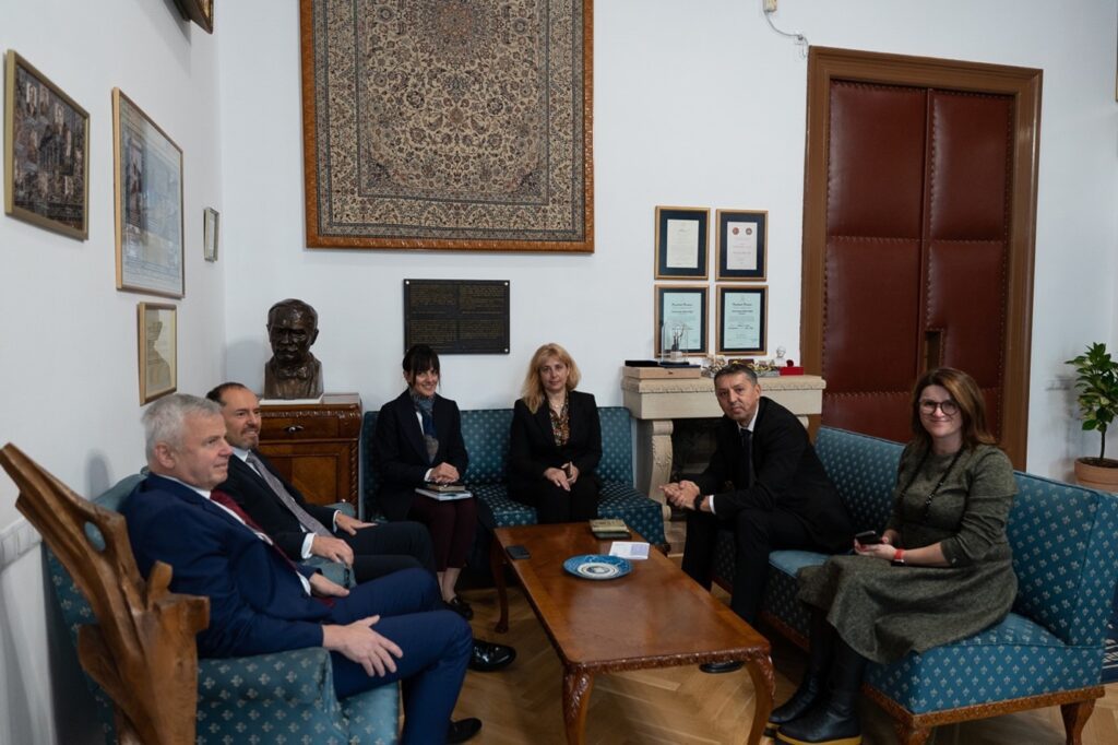 La finalul vizitei sale în Cluj-Napoca, ambasadorul extraordinar și plenipotențiar al Republicii Turcia în România, Ozgur Kivanc Altan, a organizat o recepție la Hotelul Radisson Blu, eveniment la care au participat câteva sute de invitați. 