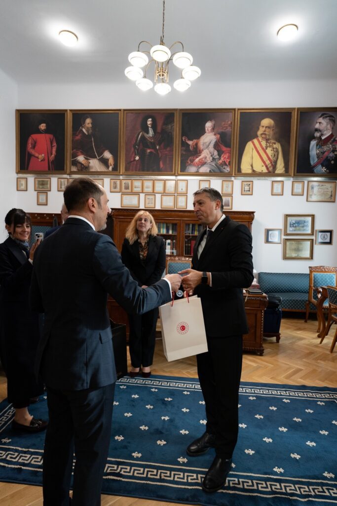 Ne onorează că ați decis să aveți, cu ocazia aniversării de 100 de ani de la fondarea Republicii Turcia, o sărbătoare comună cu noi, aici, la Cluj, la fel ca la București. 