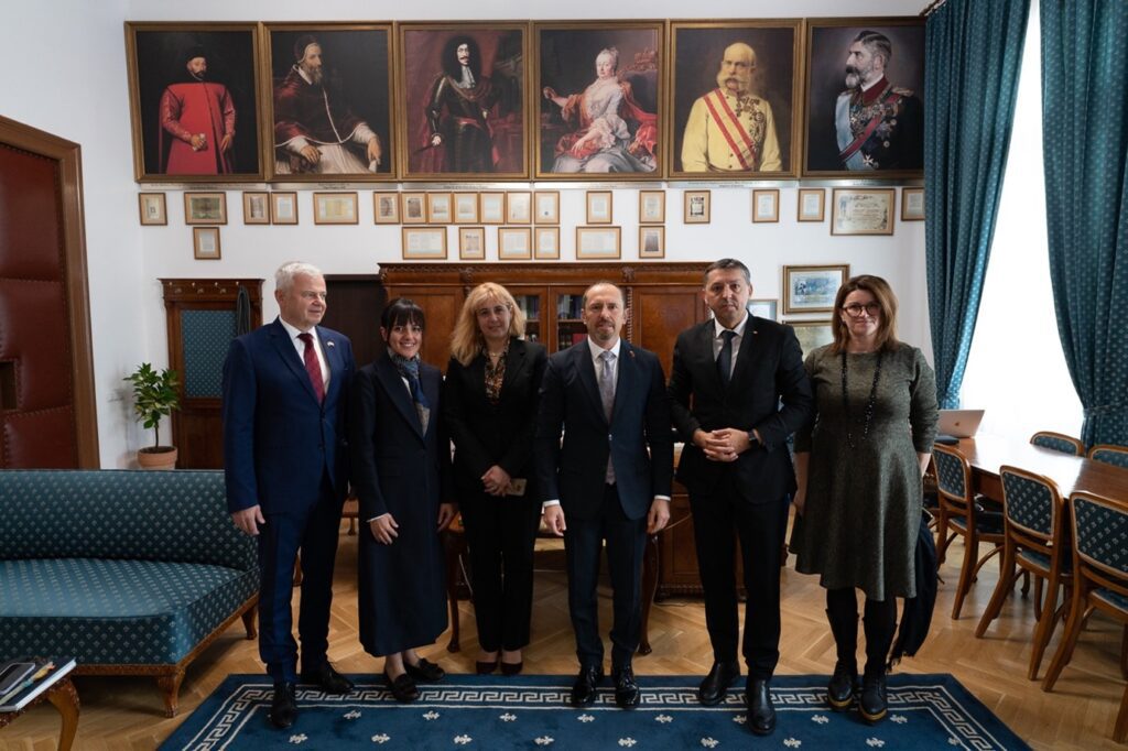 Ne onorează că ați decis să aveți, cu ocazia aniversării de 100 de ani de la fondarea Republicii Turcia, o sărbătoare comună cu noi, aici, la Cluj, la fel ca la București. 