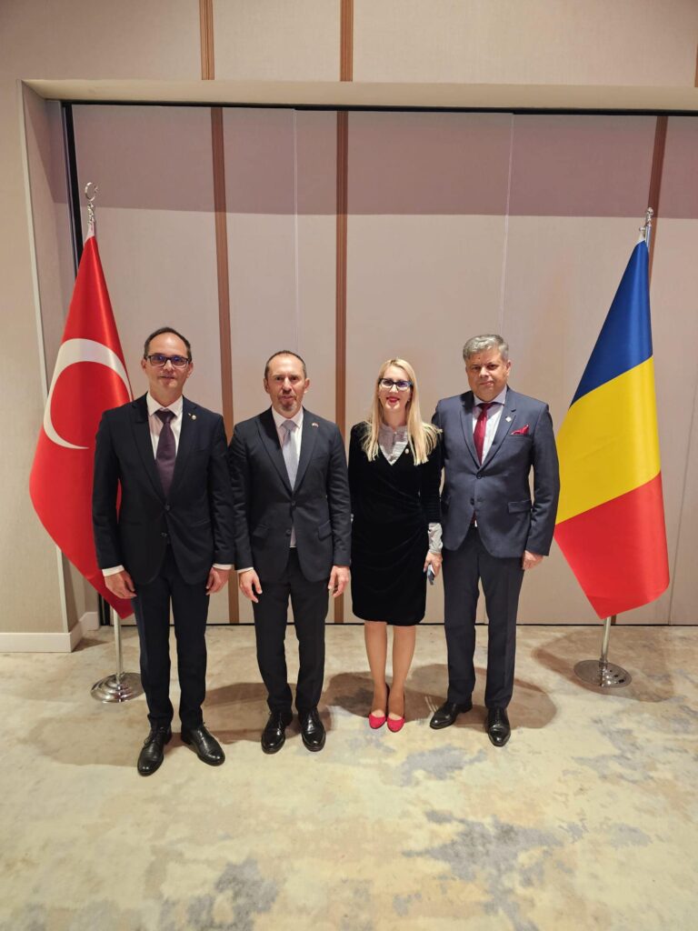 Ne onorează că ați decis să aveți, cu ocazia aniversării de 100 de ani de la fondarea Republicii Turcia, o sărbătoare comună cu noi, aici, la Cluj, la fel ca la București. 