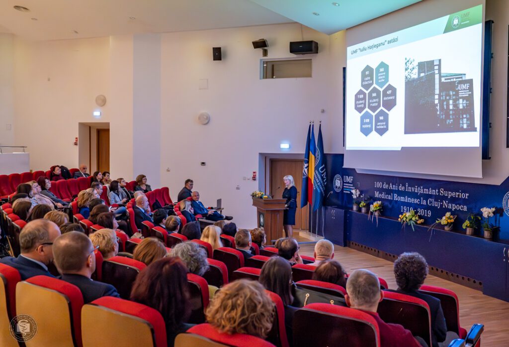 Rectorul Anca Buzoianu a prezentat comunității academice o sinteză a celor patru ani ai săi de mandat la Universitatea de Medicină și Farmacie Iuliu Hațieganu (UMFIH) Cluj-Napoca. 