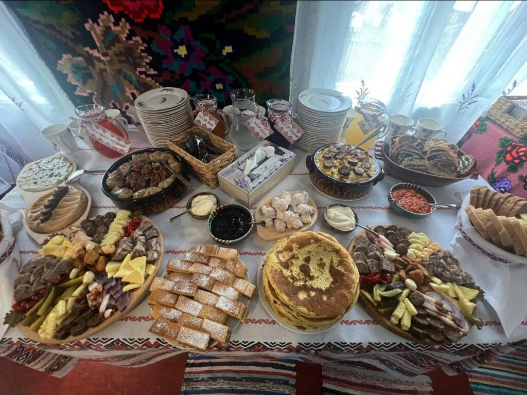 De pașii te vor purta pe Via Transilvanica prin Poiana Cătunenilor, poposește la Vatra Cătunenilor să îți încarci sufletul cu bucuria gazdelor de aici și cu minunatele bucate locale pe care ți le vom pregati special pentru tine și pentru cei ce te însoțesc.