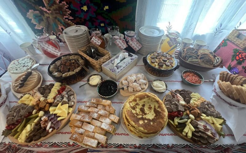 De pașii te vor purta pe Via Transilvanica prin Poiana Cătunenilor, poposește la Vatra Cătunenilor să îți încarci sufletul cu bucuria gazdelor de aici și cu minunatele bucate locale pe care ți le vom pregati special pentru tine și pentru cei ce te însoțesc.