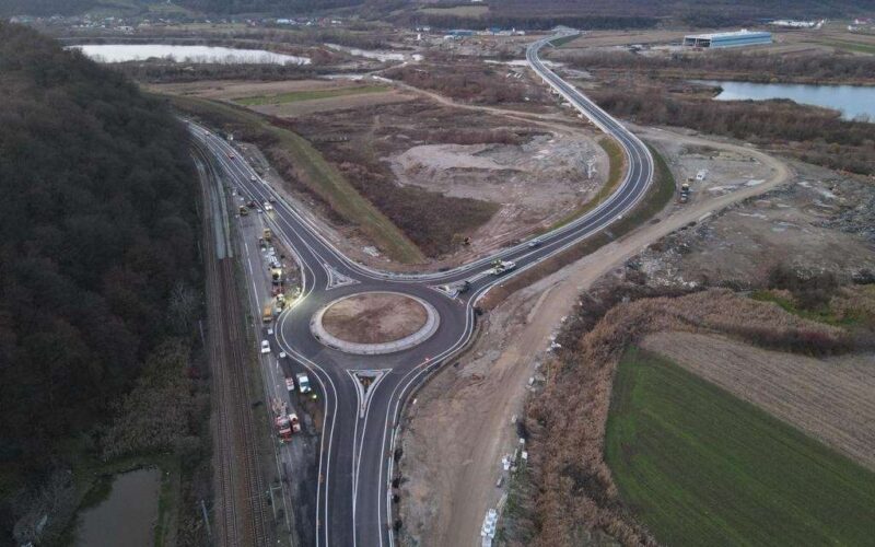 Comisia de dare în circulație a obiectivului de investiții varianta de ocolire a orașului Beclean, județul Bistrița-Năsăud a confirmat, în urma întrunirii la fața locului, că s-a îndeplinit nivelul standardelor de siguranță, fluență și integrare a centurii rutiere în Drumul Național DN 17, prin sensul giratoriu – pod peste Someș și sensul giratoriu din DN 17D cu DN 17D, în conformitate cu indicatorii proiectului.