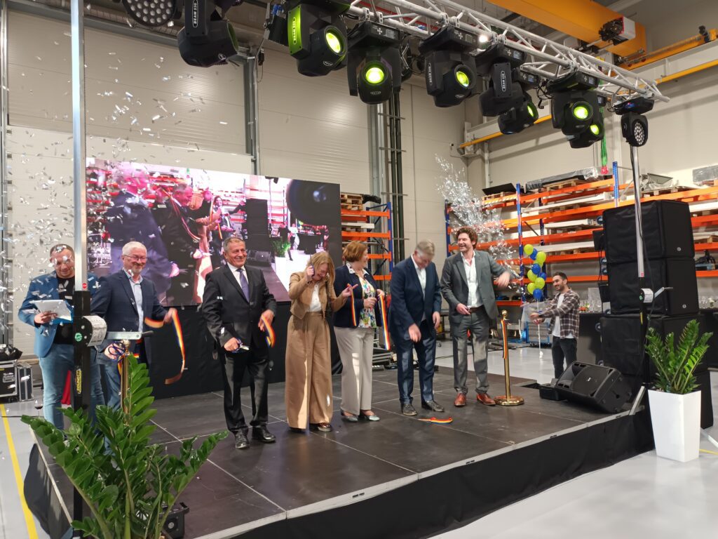 Grupul olandez Color Control a concretizat, în comuna clujeană Apahida, o primă capacitate de producție, iar de anul viitor începe lucrul la cea de-a doua. 