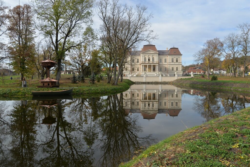 CJ Cluj a anunțat finalizarea lucrărilor de restaurare, conservare și punere în valoare a ansamblului monument istoric Castel Banffy din localitatea Răscruci, comuna Bonțida. Proiectul a fost derulat în urma accesării de fonduri europene de 4 milioane de euro, plus 7,5 milioane din bugetul județului. Lucrările au vizat atât zidurile interioare și exterioare ale castelului, compartimentările, finisajele, instalațiile de utilități, cât și componentele artistice, precum tâmplăriile, ornamentica, finisajele din lemn și lemn pictat, mobilierul, șemineul, sobele de teracotă, vitraliile, inscripțiile. Pentru valorificarea obiectivului la potențialul său maxim și pentru transformarea acestuia într-un centru cultural reprezentativ pentru județ, etajul castelului cuprinde o bibliotecă - mediatecă, o sală multifuncțională pentru activități culturale, o sală de curs de mici dimensiuni, un birou de cercetare și unul administrativ, precum și grupuri sanitare. În ceea ce privește subsolul imobilului, acesta include un spațiu expozițional. Investiția a constat și în restaurarea parcului castelului, o componentă importantă fiind reprezentată de amenajarea lacului din incintă. A fost construit un ponton din lemn, au fost refăcute porumbarul din mijlocul lacului și fântâna arteziană, au fost edificat un pod peste canal și două pentru șanțul de evacuare a apei lacului, fiind amenajate accesele auto și pietonale. Totodată, au fost realizate lucrări de amenajare peisagistică și de plantare de arbori. Mai mult, au fost consolidate și alte trei imobile care au destinația de clădiri conexe necesare deservirii castelului.