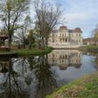 CJ Cluj a anunțat finalizarea lucrărilor de restaurare, conservare și punere în valoare a ansamblului monument istoric Castel Banffy din localitatea Răscruci, comuna Bonțida. Proiectul a fost derulat în urma accesării de fonduri europene de 4 milioane de euro, plus 7,5 milioane din bugetul județului. Lucrările au vizat atât zidurile interioare și exterioare ale castelului, compartimentările, finisajele, instalațiile de utilități, cât și componentele artistice, precum tâmplăriile, ornamentica, finisajele din lemn și lemn pictat, mobilierul, șemineul, sobele de teracotă, vitraliile, inscripțiile. Pentru valorificarea obiectivului la potențialul său maxim și pentru transformarea acestuia într-un centru cultural reprezentativ pentru județ, etajul castelului cuprinde o bibliotecă - mediatecă, o sală multifuncțională pentru activități culturale, o sală de curs de mici dimensiuni, un birou de cercetare și unul administrativ, precum și grupuri sanitare. În ceea ce privește subsolul imobilului, acesta include un spațiu expozițional. Investiția a constat și în restaurarea parcului castelului, o componentă importantă fiind reprezentată de amenajarea lacului din incintă. A fost construit un ponton din lemn, au fost refăcute porumbarul din mijlocul lacului și fântâna arteziană, au fost edificat un pod peste canal și două pentru șanțul de evacuare a apei lacului, fiind amenajate accesele auto și pietonale. Totodată, au fost realizate lucrări de amenajare peisagistică și de plantare de arbori. Mai mult, au fost consolidate și alte trei imobile care au destinația de clădiri conexe necesare deservirii castelului.
