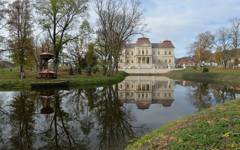 CJ Cluj a anunțat finalizarea lucrărilor de restaurare, conservare și punere în valoare a ansamblului monument istoric Castel Banffy din localitatea Răscruci, comuna Bonțida. Proiectul a fost derulat în urma accesării de fonduri europene de 4 milioane de euro, plus 7,5 milioane din bugetul județului. Lucrările au vizat atât zidurile interioare și exterioare ale castelului, compartimentările, finisajele, instalațiile de utilități, cât și componentele artistice, precum tâmplăriile, ornamentica, finisajele din lemn și lemn pictat, mobilierul, șemineul, sobele de teracotă, vitraliile, inscripțiile. Pentru valorificarea obiectivului la potențialul său maxim și pentru transformarea acestuia într-un centru cultural reprezentativ pentru județ, etajul castelului cuprinde o bibliotecă - mediatecă, o sală multifuncțională pentru activități culturale, o sală de curs de mici dimensiuni, un birou de cercetare și unul administrativ, precum și grupuri sanitare. În ceea ce privește subsolul imobilului, acesta include un spațiu expozițional. Investiția a constat și în restaurarea parcului castelului, o componentă importantă fiind reprezentată de amenajarea lacului din incintă. A fost construit un ponton din lemn, au fost refăcute porumbarul din mijlocul lacului și fântâna arteziană, au fost edificat un pod peste canal și două pentru șanțul de evacuare a apei lacului, fiind amenajate accesele auto și pietonale. Totodată, au fost realizate lucrări de amenajare peisagistică și de plantare de arbori. Mai mult, au fost consolidate și alte trei imobile care au destinația de clădiri conexe necesare deservirii castelului.