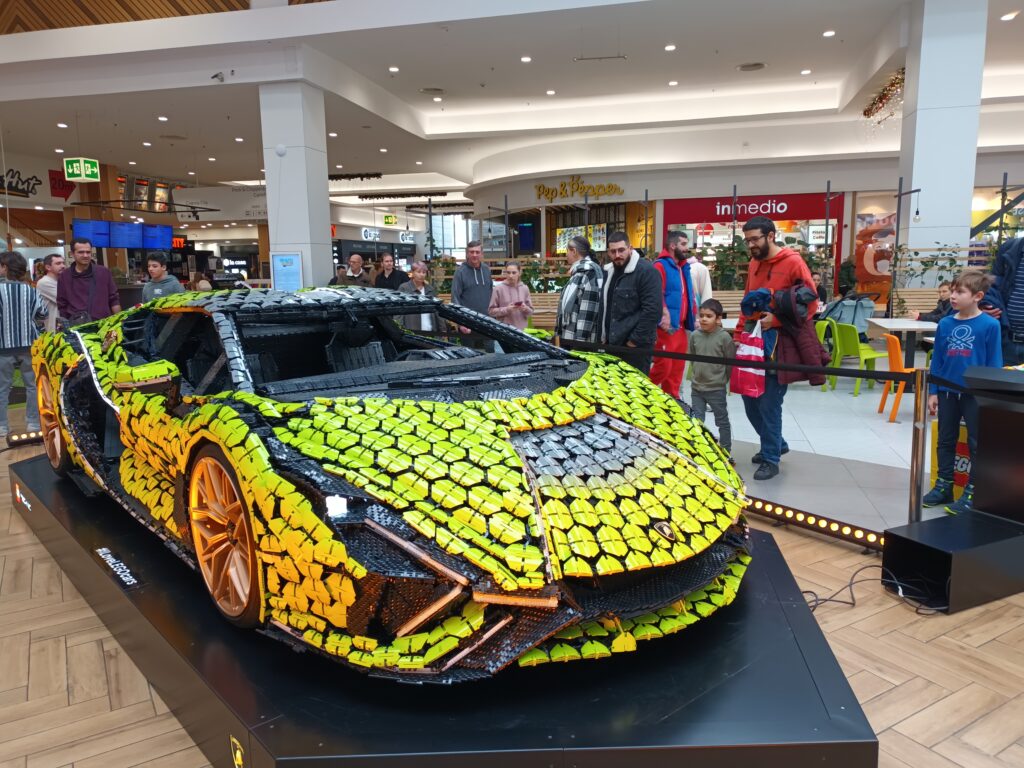 Designerii noștri adoră provocările și își testează constant creativitatea, pentru a depăși limitele imaginației și a le oferi fanilor șansa de a construi, din piese Lego, autovehiculul preferat. 