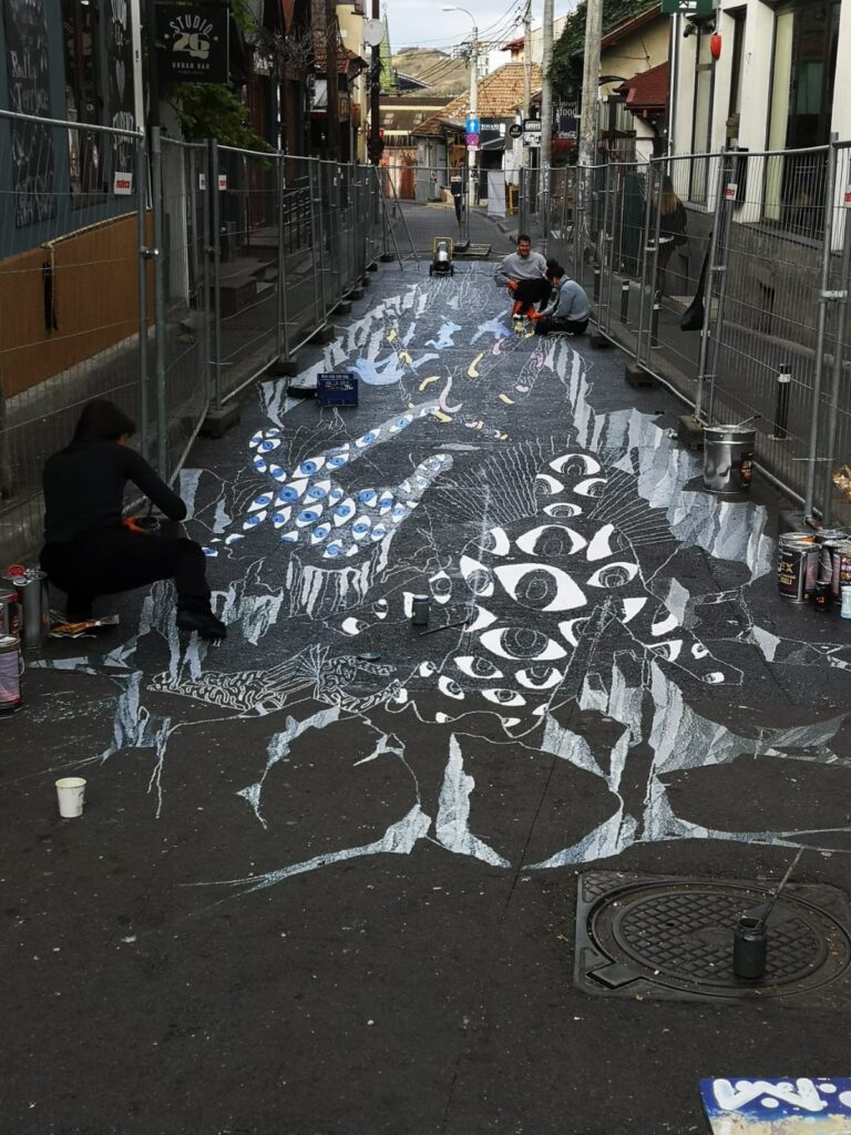 Prezentarea proiectului Asphalt Art Initiative (AAI) se va desfășura într-un spațiu informal de pe str. Piezișă, la Booha Bar. Acesta are ca scop încurajarea discuțiilor despre importanța proiectelor de artă stradală în oraș. 