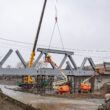 Antrepriza Construcții Instalații (ACI) Cluj a anunțat că execuția lucrărilor pentru realizarea și montajul structurii metalice a noului pod din localitatea Vârghiș, cu o lungime de 30 m, este în plină desfășurare.