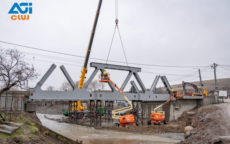 Antrepriza Construcții Instalații (ACI) Cluj a anunțat că execuția lucrărilor pentru realizarea și montajul structurii metalice a noului pod din localitatea Vârghiș, cu o lungime de 30 m, este în plină desfășurare.