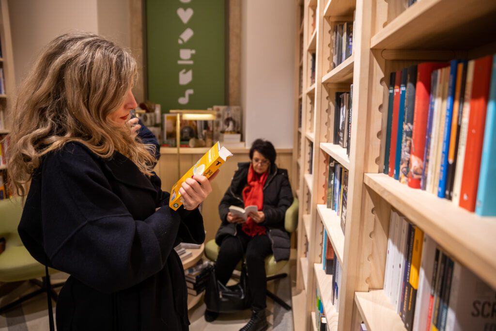 Sute de oameni au participat la deschiderea noii librării din clădirea monument istoric, imobil reabilitat de antreprenorul general Weberbau.