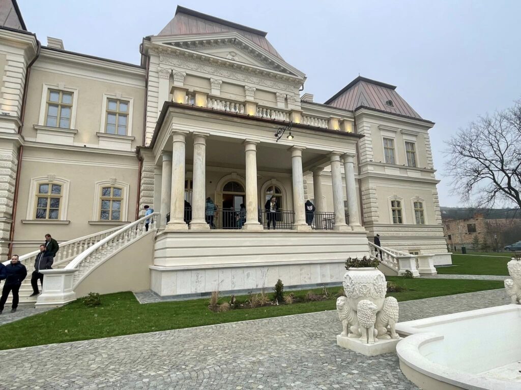 Avem deja multe cereri pentru evenimente care să se deruleze în Castelul Banffy din Răscruci, de la Festivalul Internațional de Film Transilvania, la Universitatea de Artă și Design din Cluj-Napoca. 