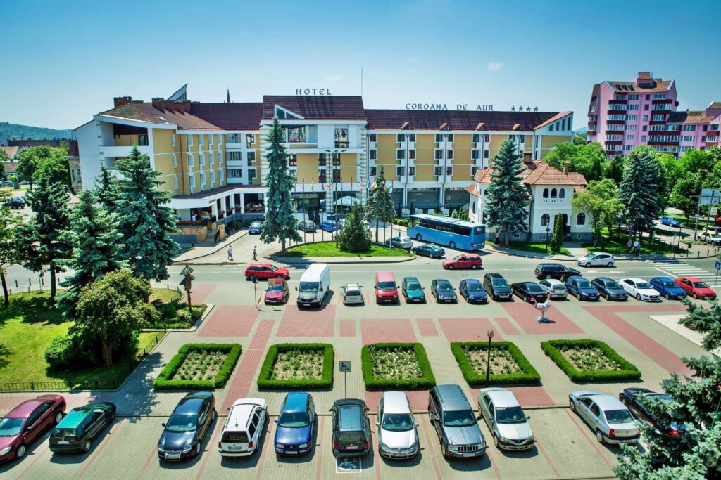 Frații Moldovan, de la Crama Jelna, și antreprenorul maramureșean Florin Font (imobiliare, construcții și restaurante în Bistrița) au achiziționat hotelul Coroana de Aur