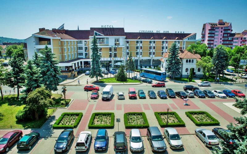 Frații Moldovan, de la Crama Jelna, și antreprenorul maramureșean Florin Font (imobiliare, construcții și restaurante în Bistrița) au achiziționat hotelul Coroana de Aur