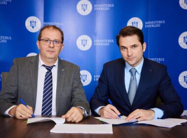Contractul de finanțare pentru realizare stației de transformare 110/20/10 kV în zona cartierului Someșeni a fost semnat de Dan Mateaș, directorul Direcției dezvoltare rețea din societatea Distribuție Energie Electrică România (DEER).