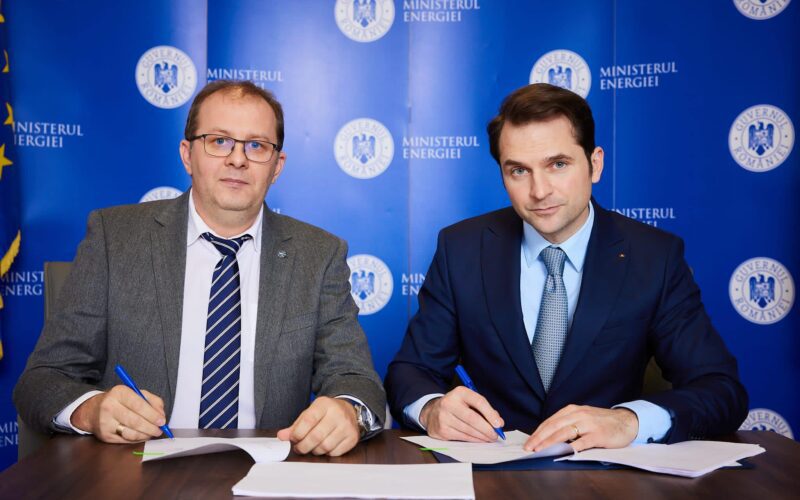 Contractul de finanțare pentru realizare stației de transformare 110/20/10 kV în zona cartierului Someșeni a fost semnat de Dan Mateaș, directorul Direcției dezvoltare rețea din societatea Distribuție Energie Electrică România (DEER).