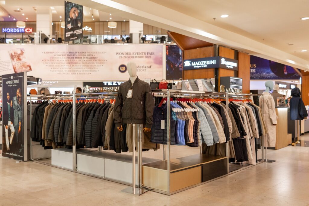 Atmosfera de sărbătoare continuă la Iulius Mall pentru că Winter Sale vine cu reduceri de până la 70% la produse din categoriile fashion, beauty, bio și medical, articole sport, accesorii sau food.