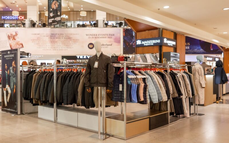 Atmosfera de sărbătoare continuă la Iulius Mall pentru că Winter Sale vine cu reduceri de până la 70% la produse din categoriile fashion, beauty, bio și medical, articole sport, accesorii sau food.