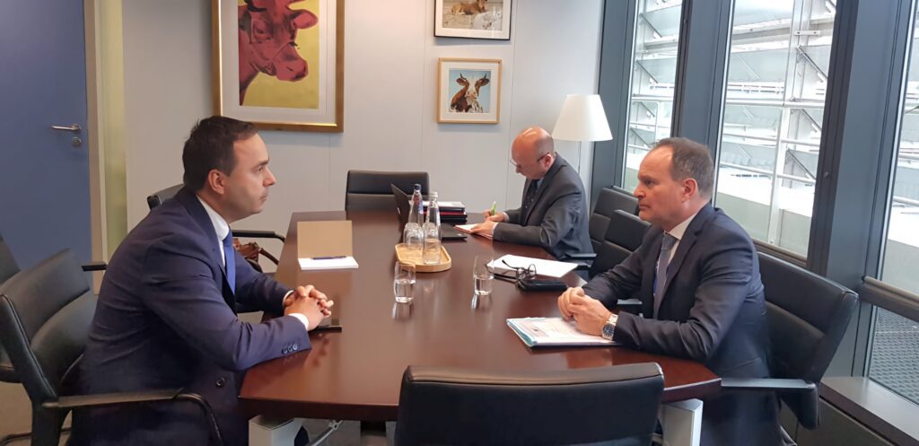 Secretarul de stat Ovidiu Cîmpean a avut întâlniri cu reprezentanți ai Comisiei Europene (CE) pentru a prezenta stadiul implementării în România a Misiunii “100 de orașe inteligente și neutre din punct de vedere climatic până în 2030”.