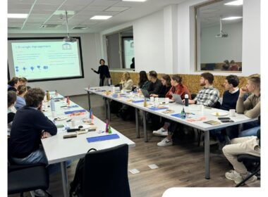 Un grup de studenți străini și români au studiat principiile sistemului Kaizen după care se ghidează tipografia Rottaprint.