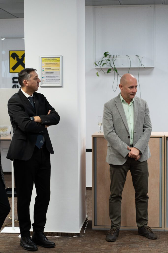 Facultatea de Matematică și Informatică (FMI) a Universității Babeș-Bolyai (UBB) Cluj și Raiffeisen Bank România (RBR) au lansat Think Tank Lab (TTL). Proiectul este adresat studenților UBB pasionați de tehnologie și perspectiva de a dezvolta produse bancare de ultimă generație.
