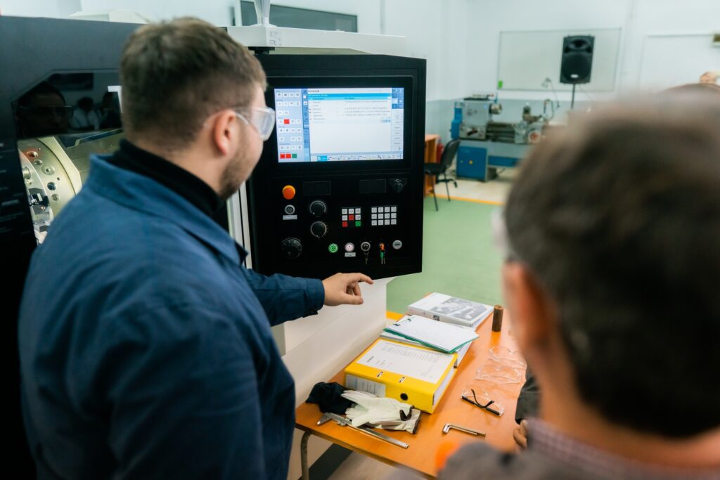 TenarisSilcotub își continuă angajamentul de a investi în educația tehnică printr-un nou proiect de dotare a atelierului de mecanică al Colegiului Tehnic Alesandru Papiu Ilarian (API) din Zalău.