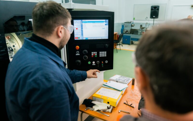 TenarisSilcotub își continuă angajamentul de a investi în educația tehnică printr-un nou proiect de dotare a atelierului de mecanică al Colegiului Tehnic Alesandru Papiu Ilarian (API) din Zalău.