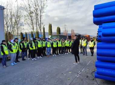 În cele trei ore petrecute împreună în Parcul Industrial TeraPlast, am reușit să le oferim o perspectivă mai detaliată asupra proceselor de producție, concentrându-ne pe extrudare, fabricarea țevilor și a materialelor plastice.