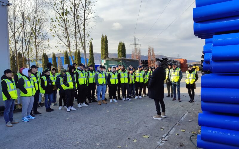 În cele trei ore petrecute împreună în Parcul Industrial TeraPlast, am reușit să le oferim o perspectivă mai detaliată asupra proceselor de producție, concentrându-ne pe extrudare, fabricarea țevilor și a materialelor plastice.