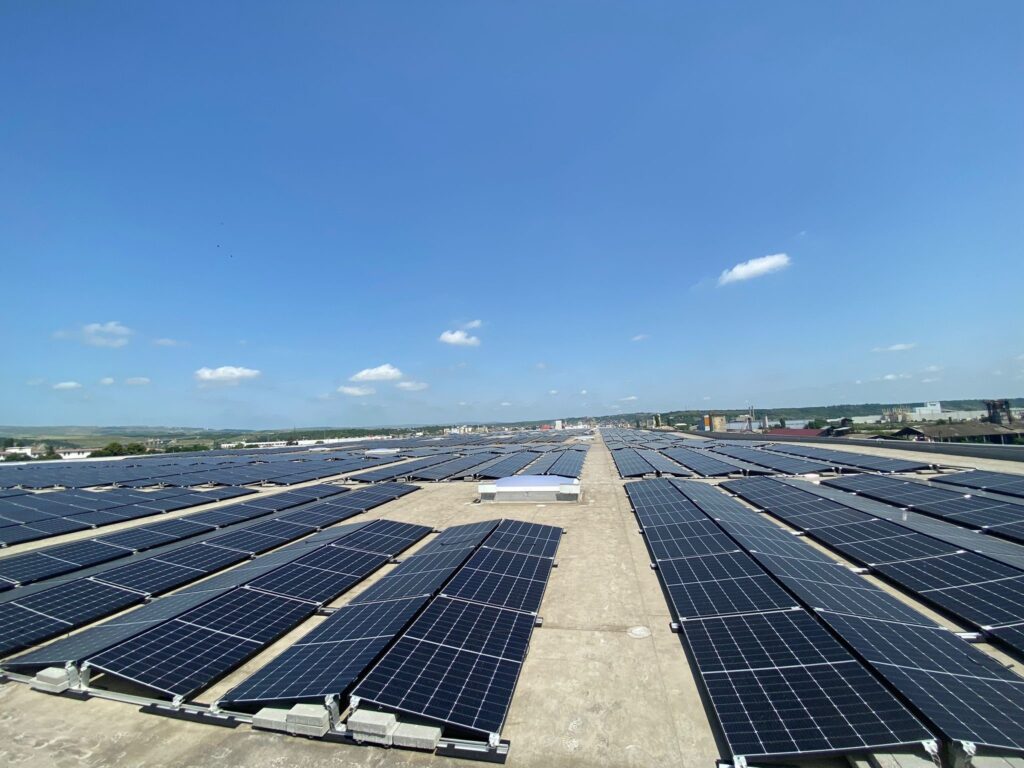 Compania de inginerie și tehnologie Simtel a finalizat, pentru Grunman Energy, cea mai mare centrală electrică fotovoltaică instalată pe acoperișul unei singure clădiri din România: centrul logistic Dedeman Turda.