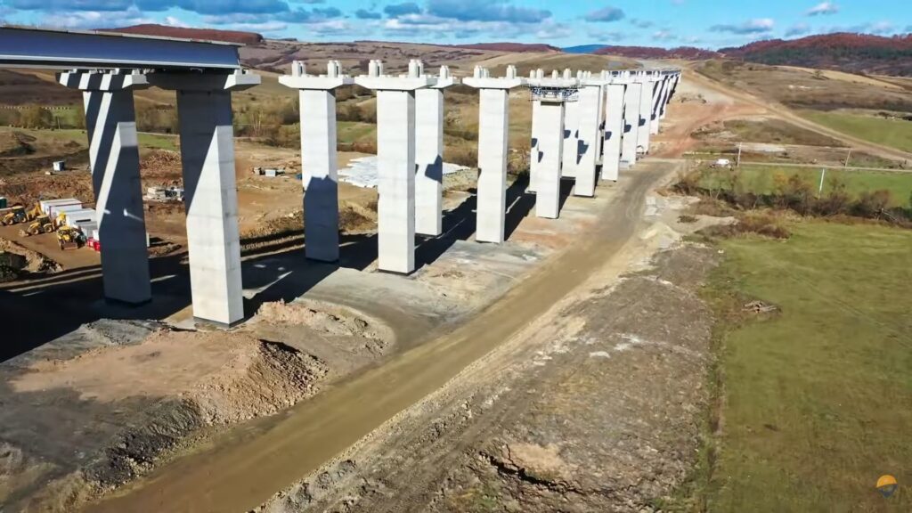 Se va construi un viaduct de 2 km, conducând la depășirea în aval a traseului Drumului Național DN 1F, precum și a cursului Pârâului Topa Mică.