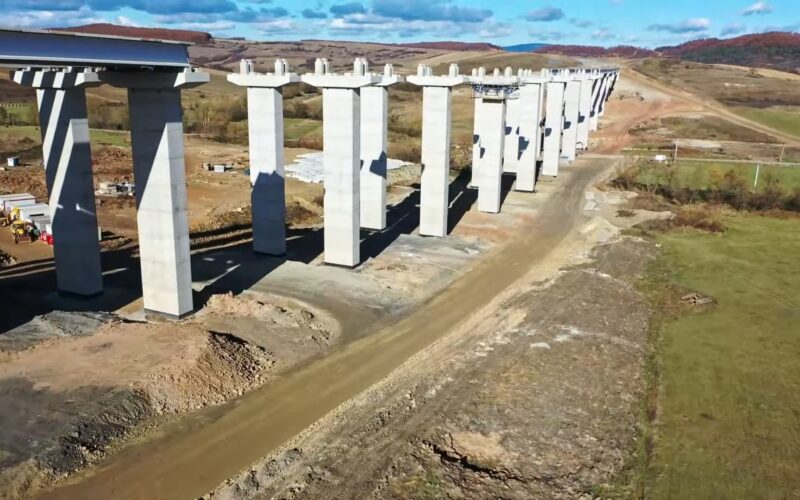 Se va construi un viaduct de 2 km, conducând la depășirea în aval a traseului Drumului Național DN 1F, precum și a cursului Pârâului Topa Mică.