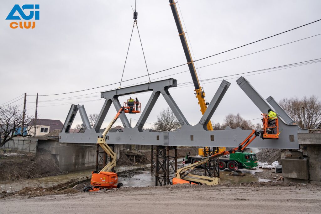 montajul structurii metalice a noului pod din localitatea Vârghiș, cu o lungime de 30 m, este în plină desfășurare. 