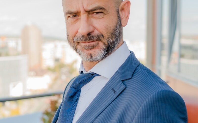 Rețeaua de servicii profesionale de consultanță și audit PwC este prezentă în 156 de țări, cu 295.000 de angajați și venituri de 53 miliarde USD în 2023. În România are 800 de angajați în birourile din Cluj, Timișoara, Constanța, București.