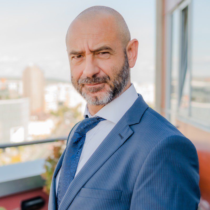 Rețeaua de servicii profesionale de consultanță și audit PwC este prezentă în 156 de țări, cu 295.000 de angajați și venituri de 53 miliarde USD în 2023. În România are 800 de angajați în birourile din Cluj, Timișoara, Constanța, București.