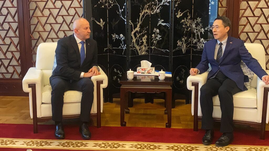 Primarul interimar al Băii Mari, Ioan Doru Dăncuș, s-a întâlnit cu ambasadorul Chinei în România, Han Chunlin. Printre subiectele abordate, de la cele economice, turistice și până la cele culturale, se regăsesc reconversia siturilor industriale, dezvoltarea conectivității și promovarea schimburilor culturale.