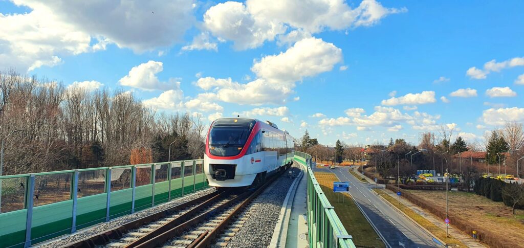 Transferoviar Călători  Cluj (TFC) va introduce, din martie, curse de tren pe ruta Aeroportul Internațional Henri Coandă (AIHC) Otopeni – Ruse (Bulgaria), cu oprire în Gara de Nord (București) și Giurgiu