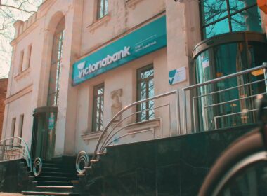 Victoriabank, deținută de Banca Transilvania (BT) Cluj, a cumpărat integral acțiunile deținute de Banca Comercială Română în filiala sa din Chișinău.